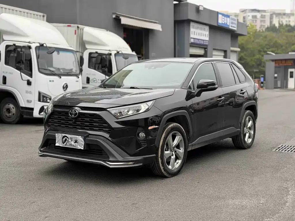 Toyota RAV4 — фото 1