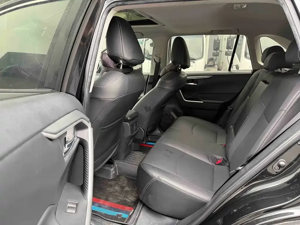 Toyota RAV4 — фото 6