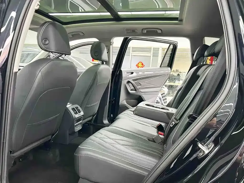 Volkswagen Tiguan L — фото 2