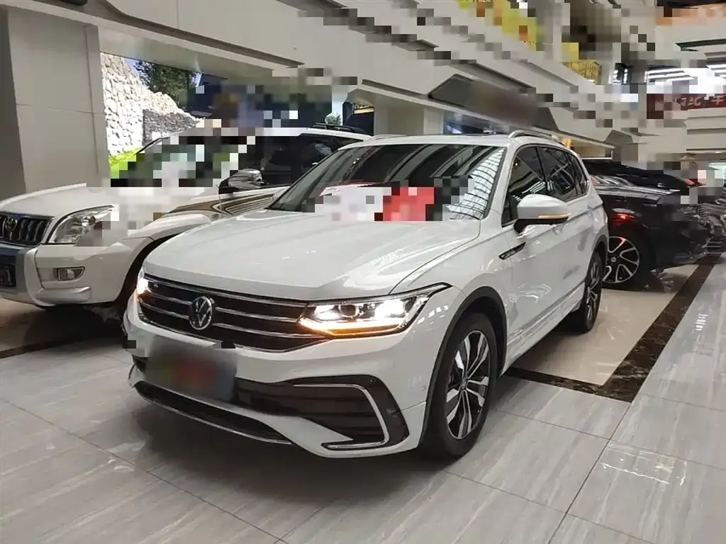 Volkswagen Tiguan L — фото 1