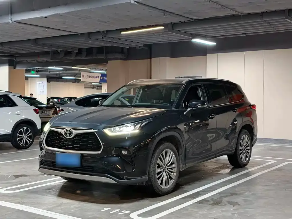 Toyota Highlander — фото 1