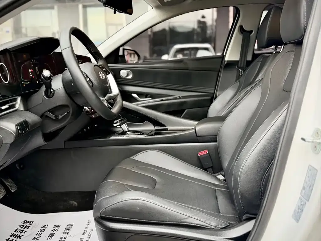 Hyundai Elantra — фото 2