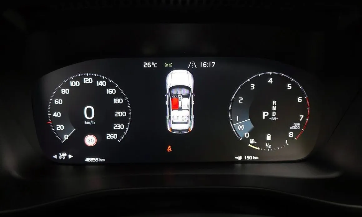 Volvo XC40 — фото 4