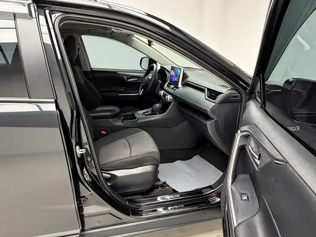Toyota RAV4 — фото 9