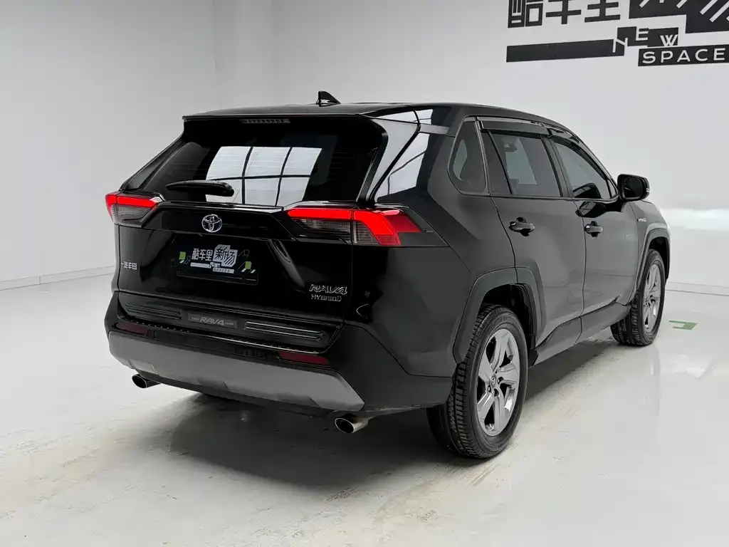Toyota RAV4 — фото 7