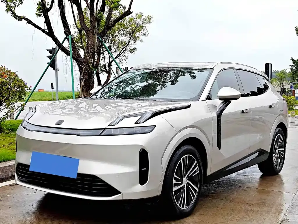Lynk & Co 08 EM-P