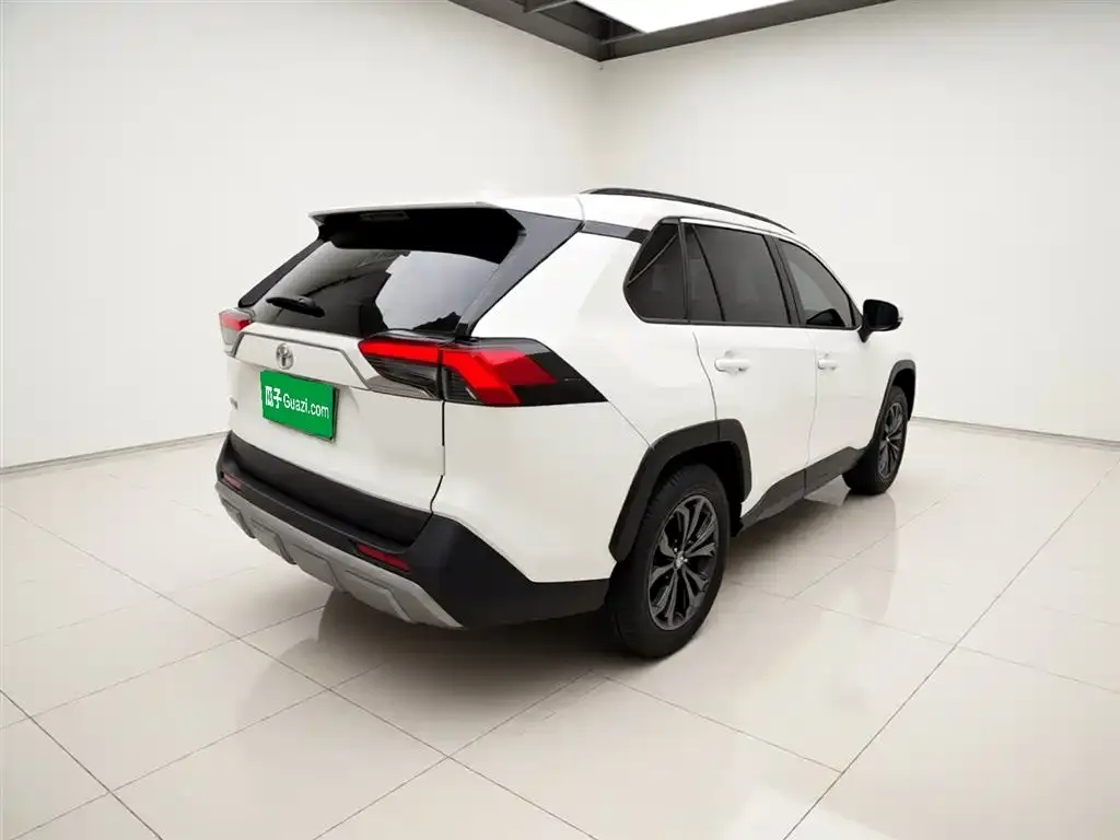 Toyota RAV4 — фото 7
