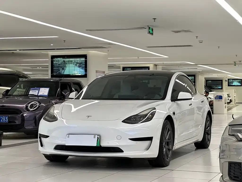 Tesla Model 3 — фото 1