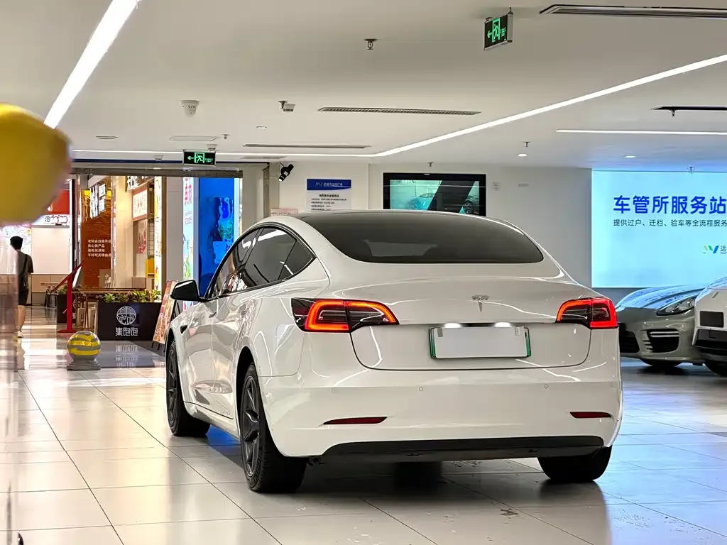 Tesla Model 3 — фото 10