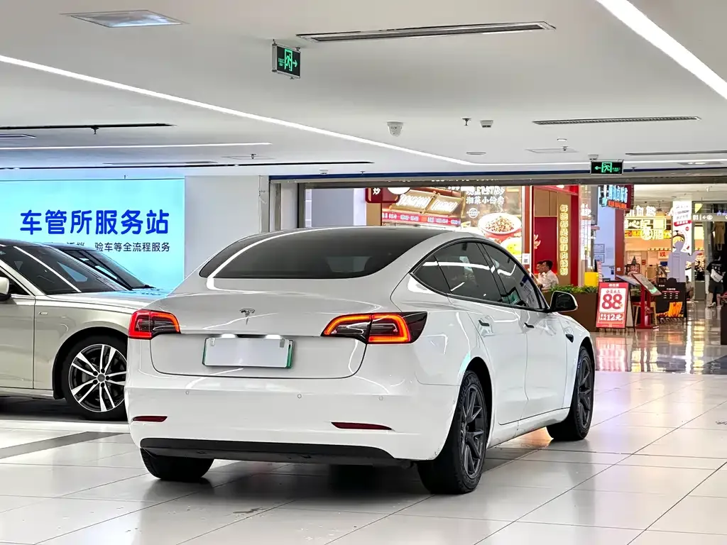 Tesla Model 3 — фото 2