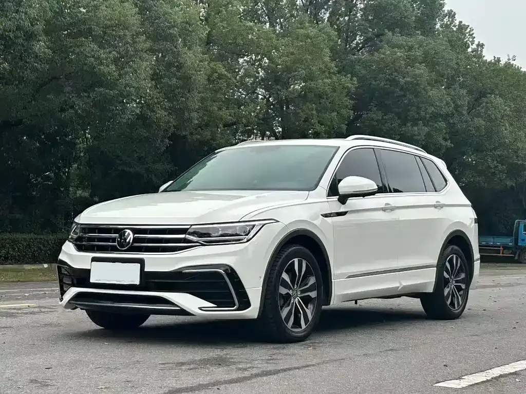 Volkswagen Tiguan L — фото 1