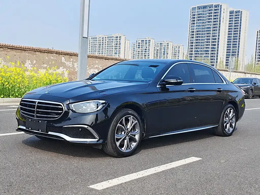 Mercedes-Benz E-Class — фото 1
