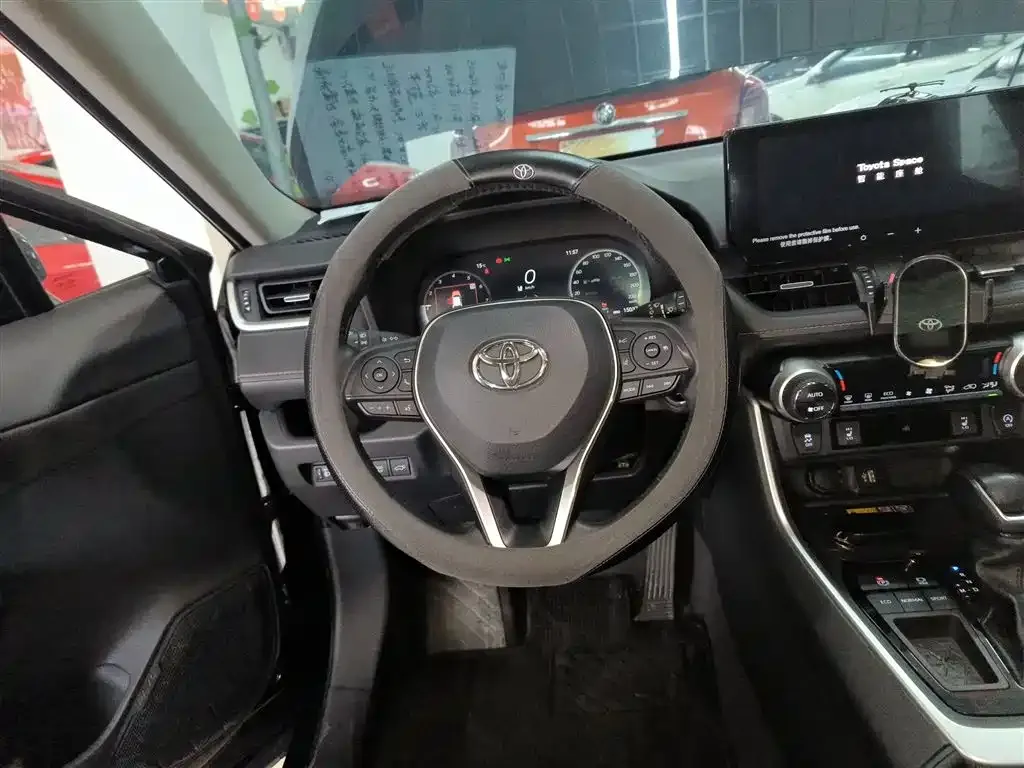 Toyota RAV4 — фото 8