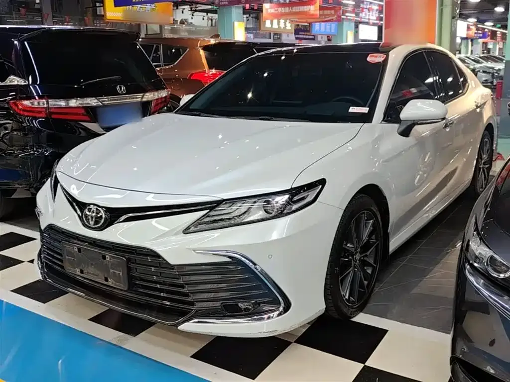 Toyota Camry — фото 1