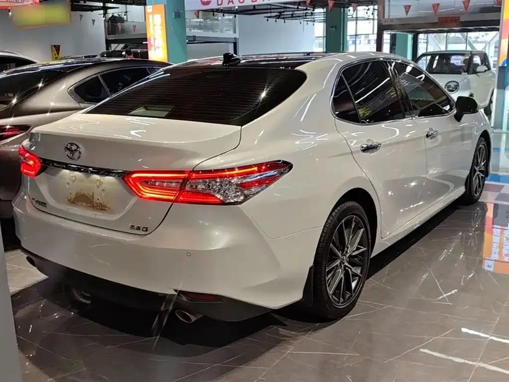 Toyota Camry — фото 5