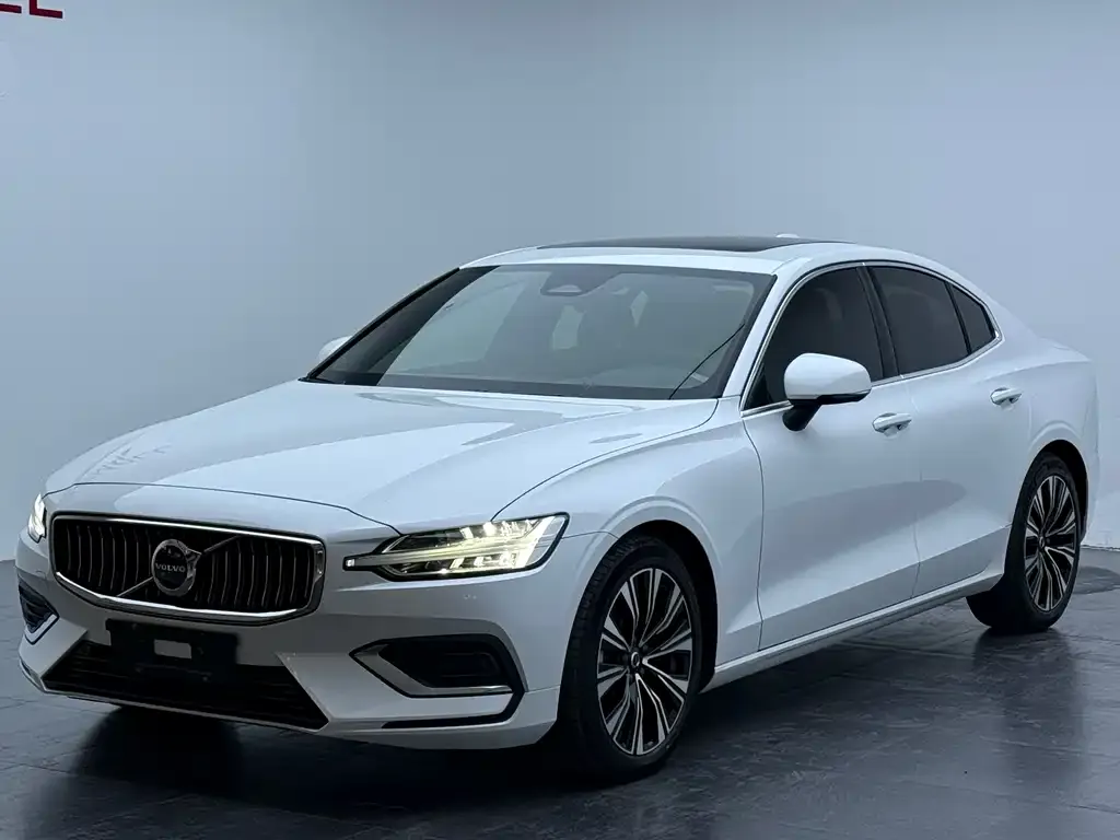 Volvo S60 — фото 1