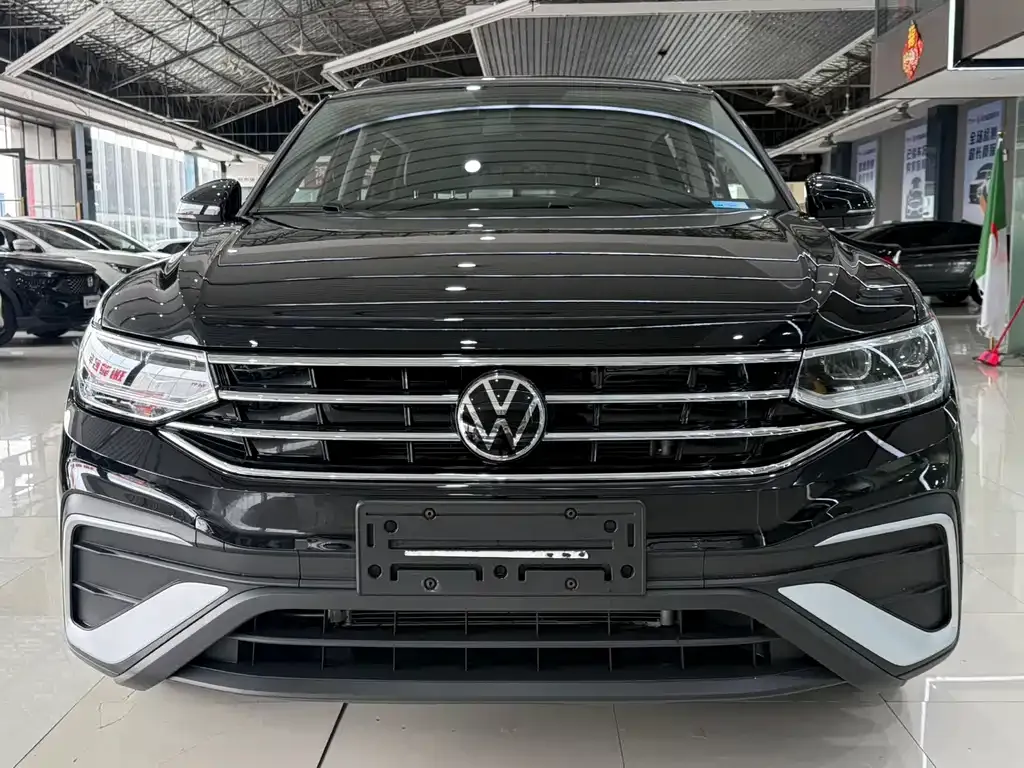 Volkswagen Tiguan L — фото 1