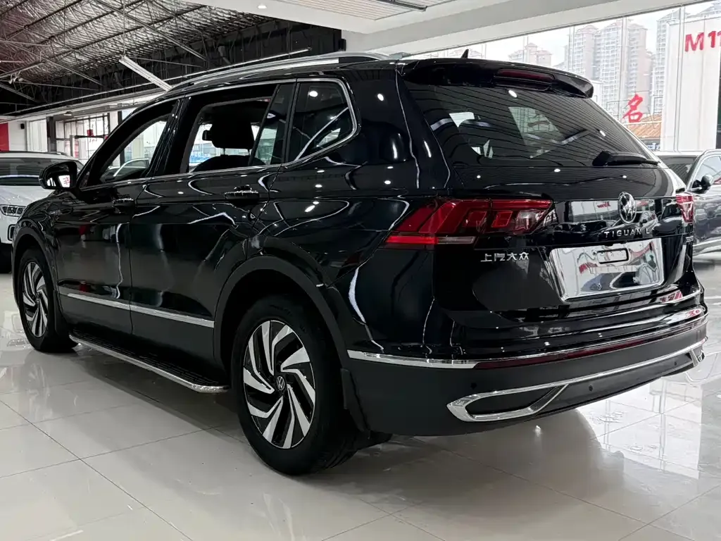Volkswagen Tiguan L — фото 10