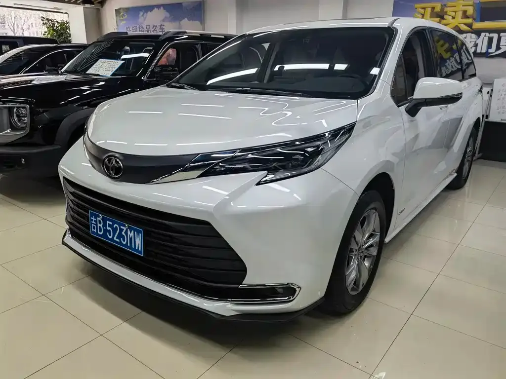 Toyota Sienna — фото 1