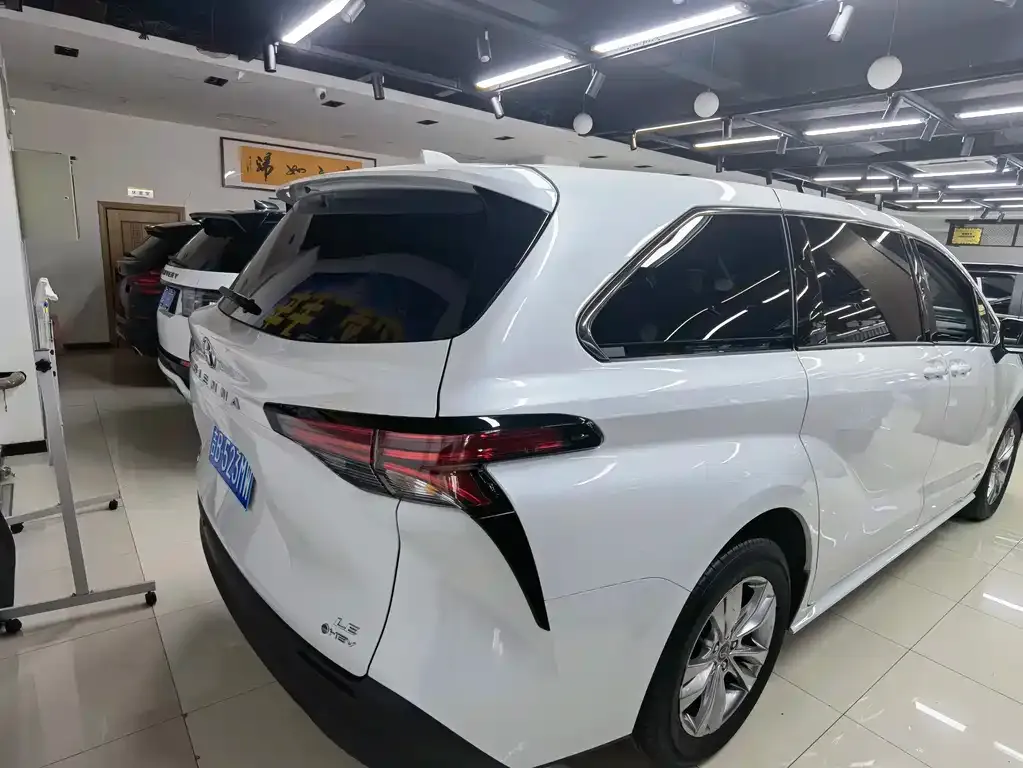 Toyota Sienna — фото 2