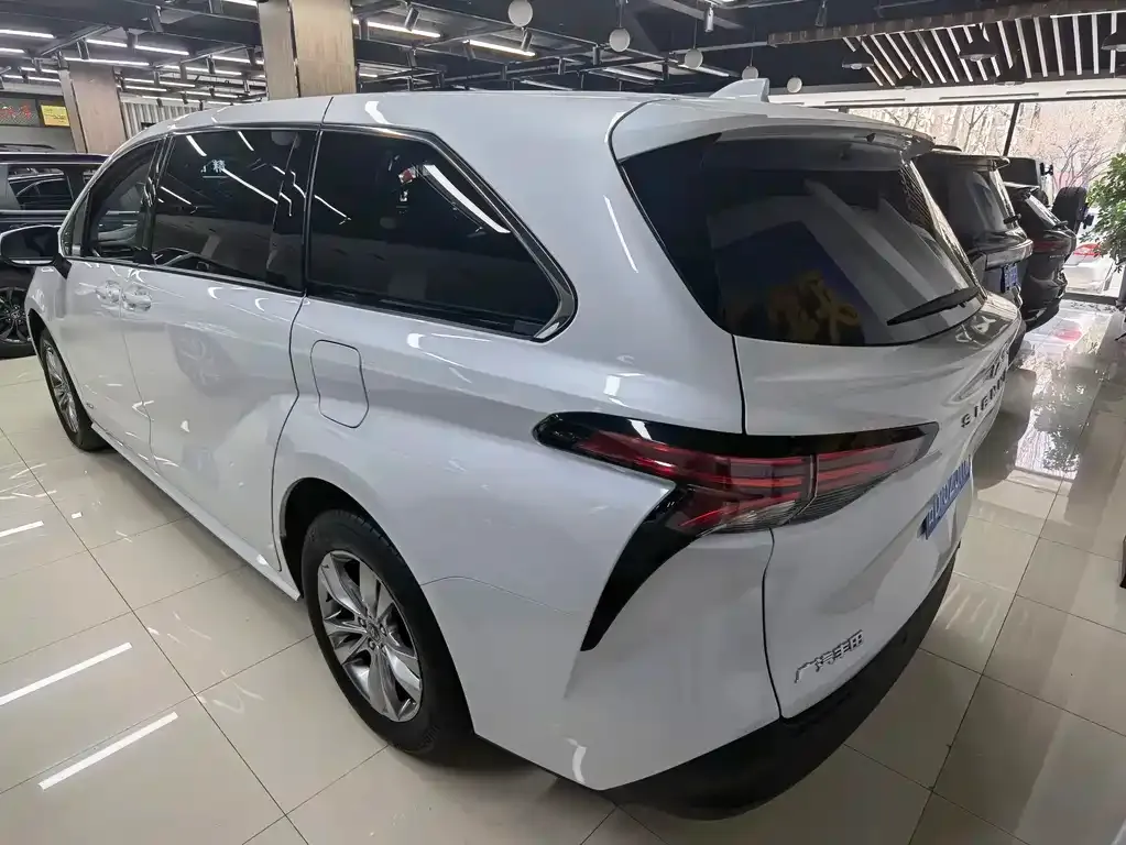Toyota Sienna — фото 6