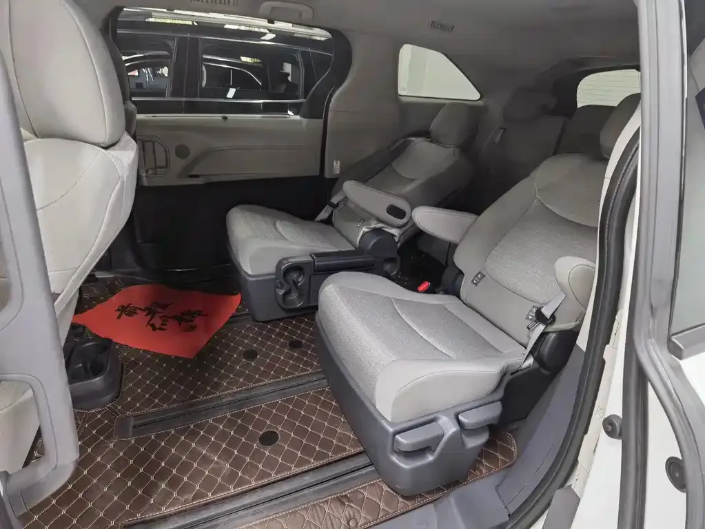 Toyota Sienna — фото 4