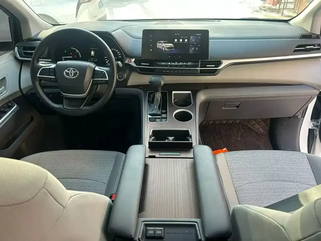Toyota Sienna — фото 7