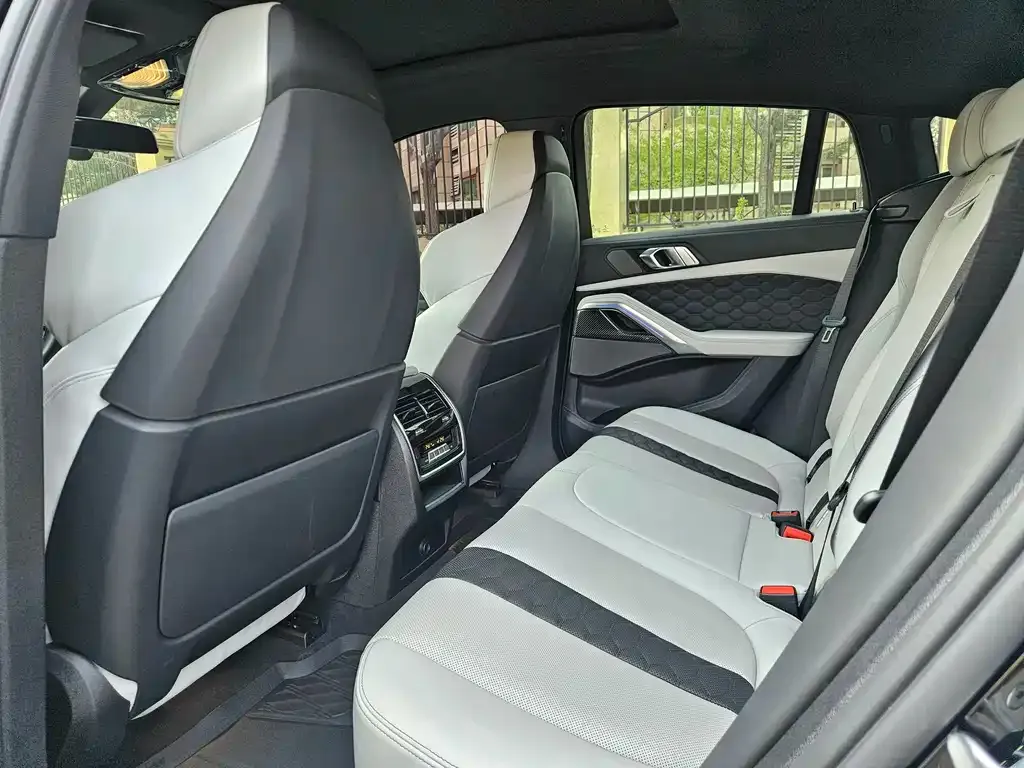 BMW X6 M 2023 из CN, фото 3
