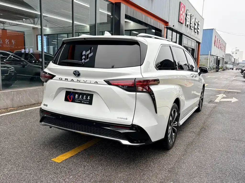 Toyota Granvia — фото 6