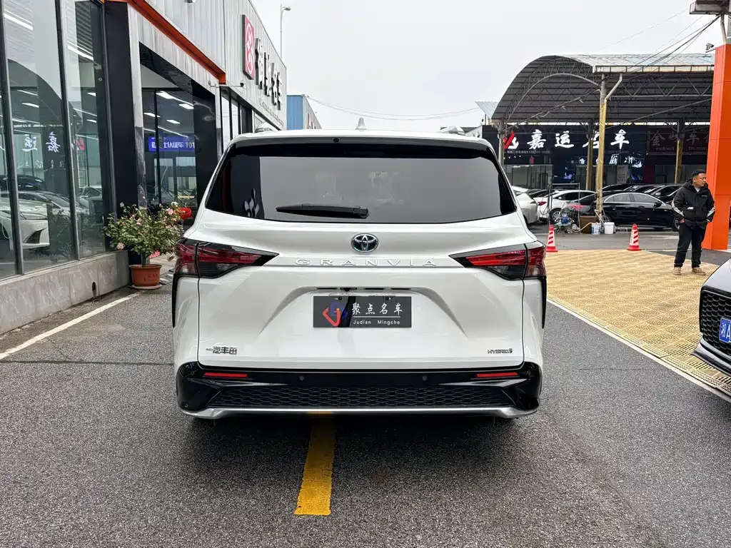 Toyota Granvia — фото 8