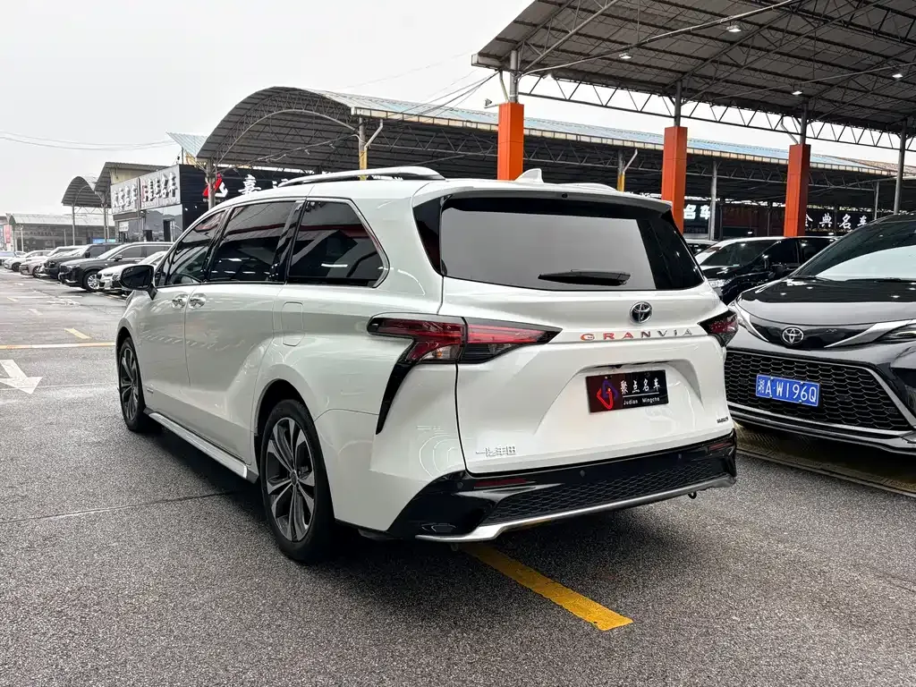 Toyota Granvia — фото 7