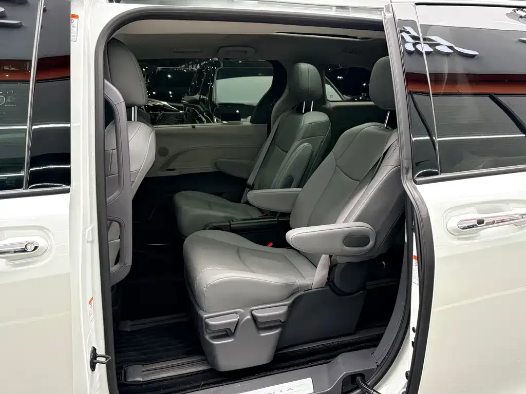 Toyota Granvia — фото 4