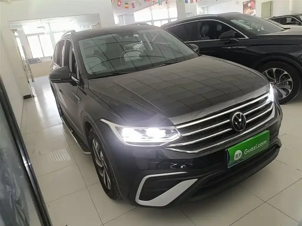 Volkswagen Tiguan L — фото 10