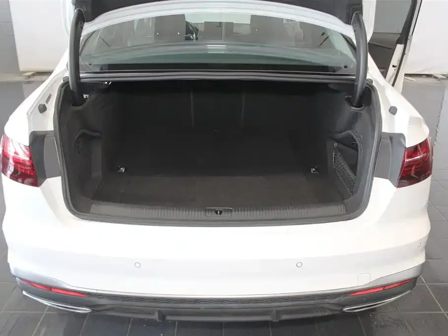 Audi A4L 2024 из CN, фото 4
