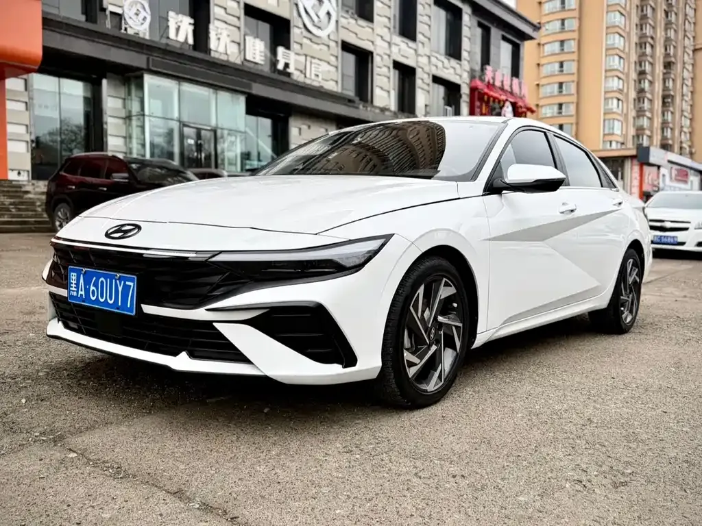 Hyundai Elantra — фото 1