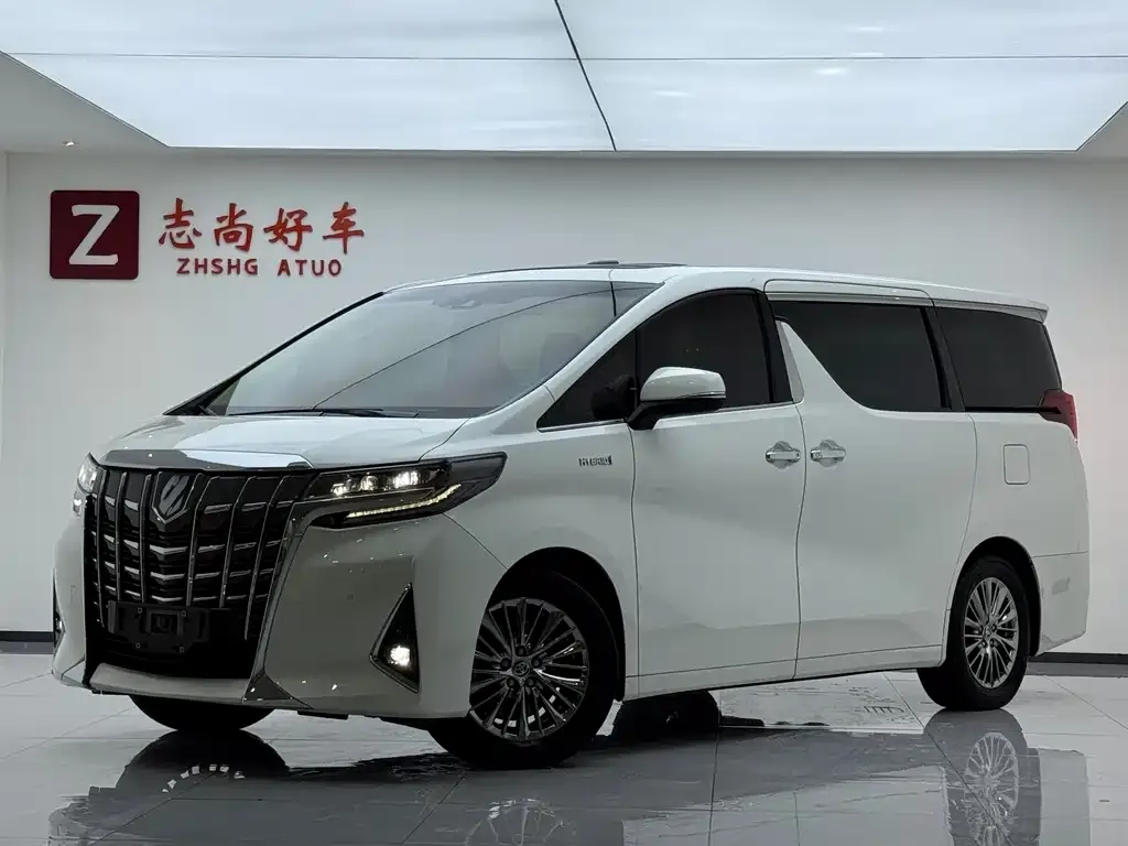 Toyota Alphard — фото 1