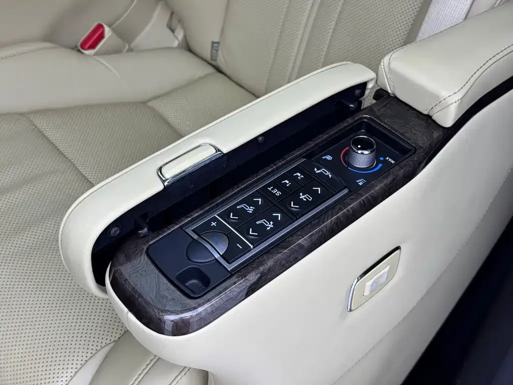 Toyota Alphard — фото 10