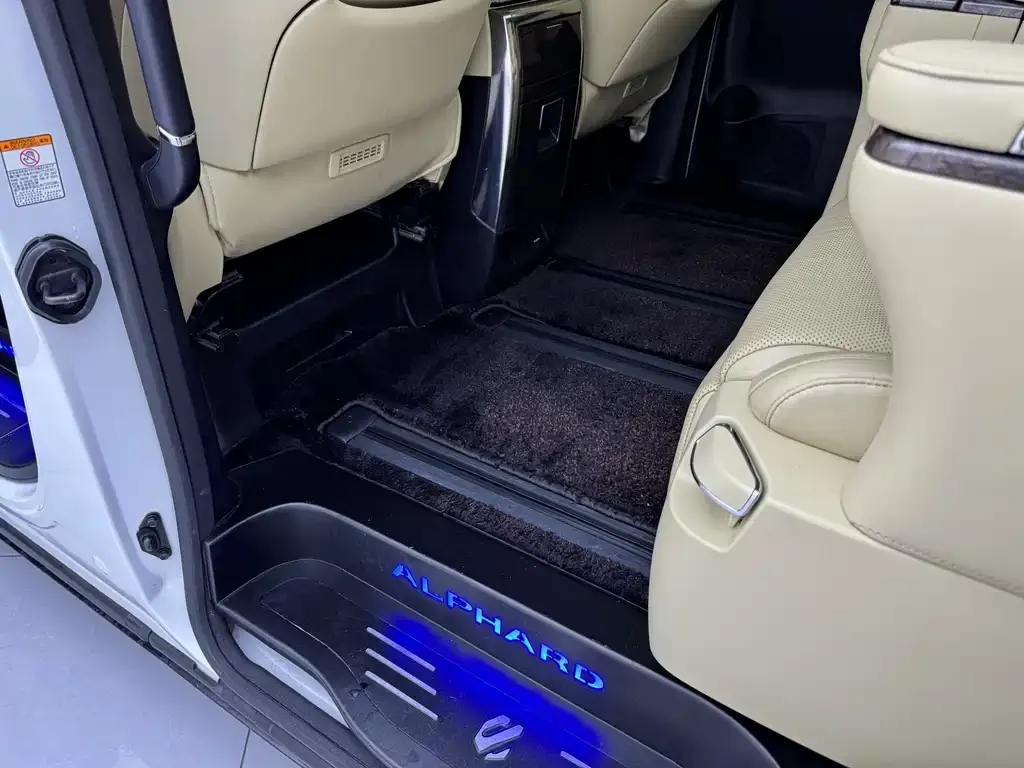 Toyota Alphard — фото 3