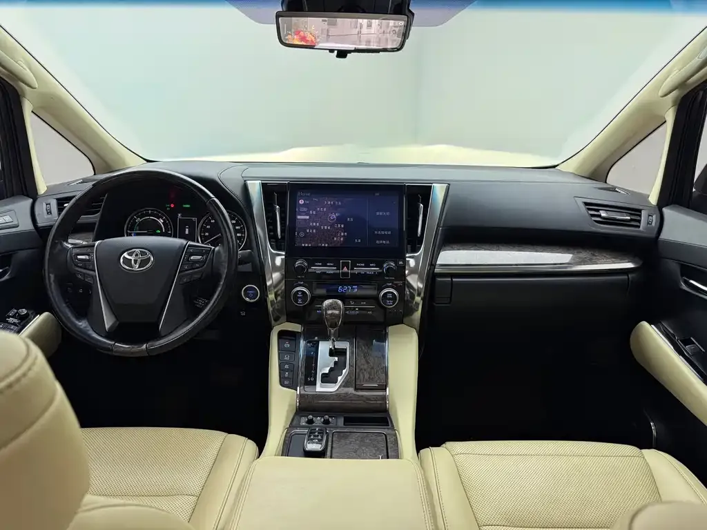 Toyota Alphard — фото 4