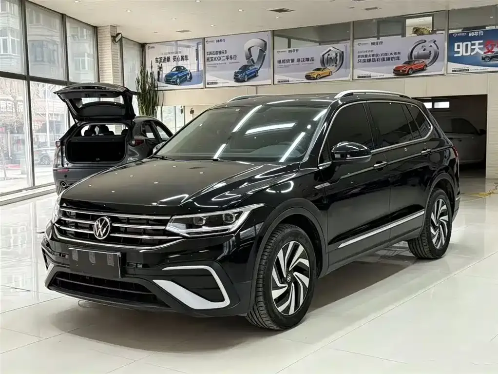Volkswagen Tiguan L — фото 1