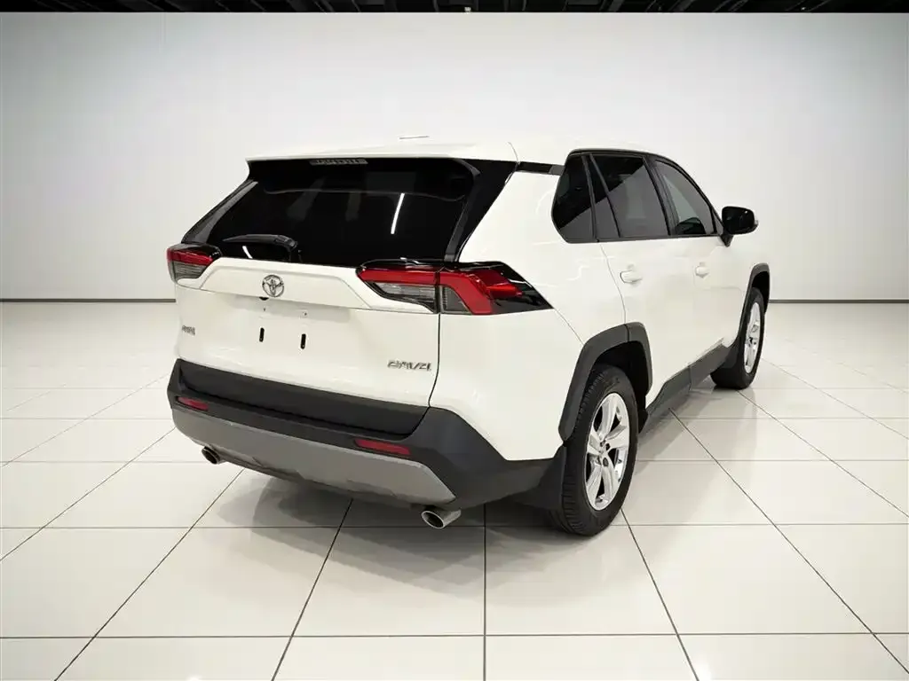 Toyota RAV4 — фото 7