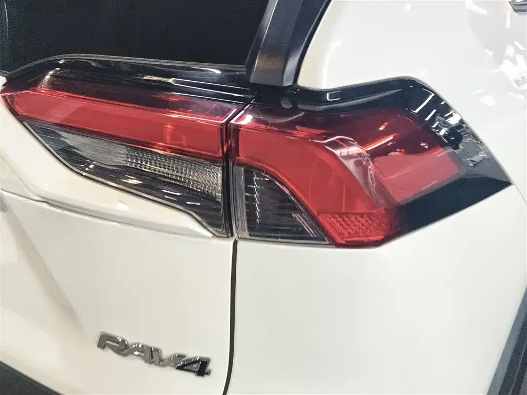 Toyota RAV4 — фото 6