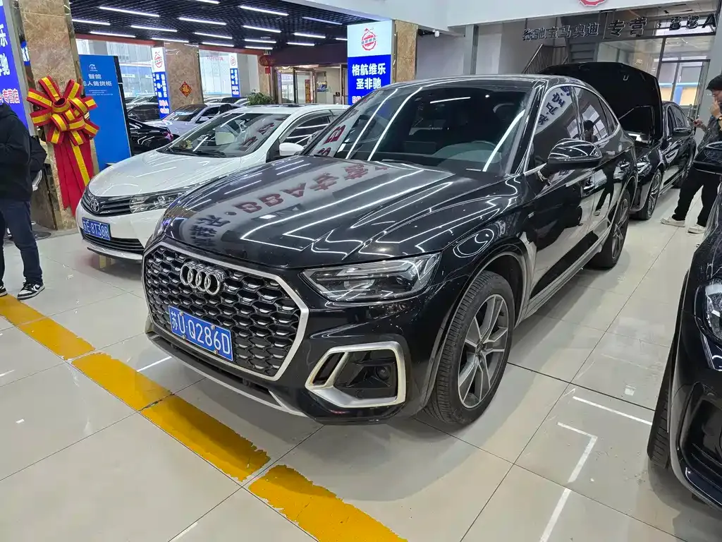 Audi Q5L Sportback — фото 1
