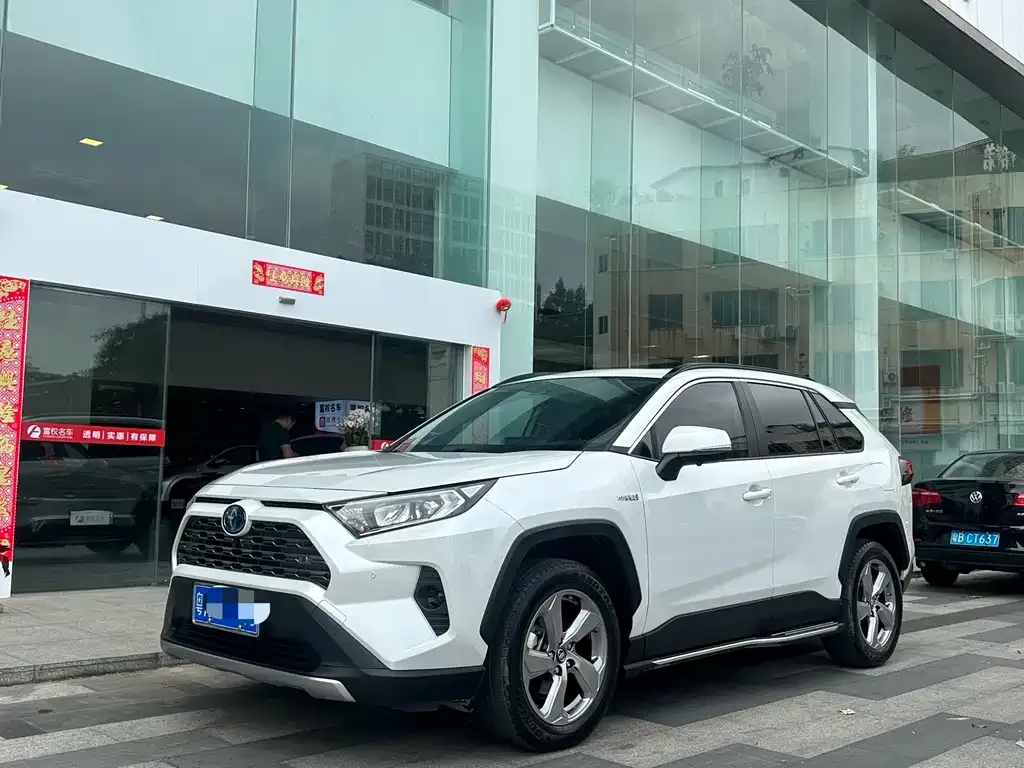 Toyota RAV4 — фото 1