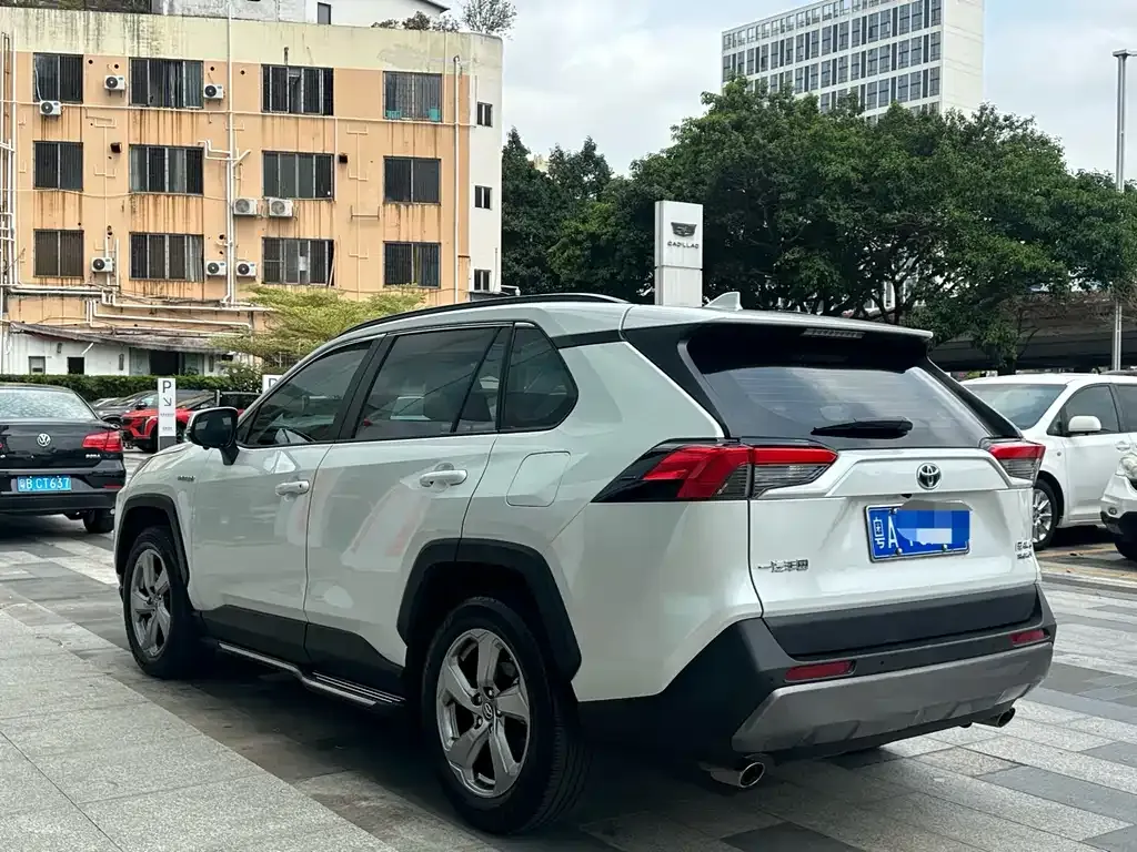Toyota RAV4 — фото 7
