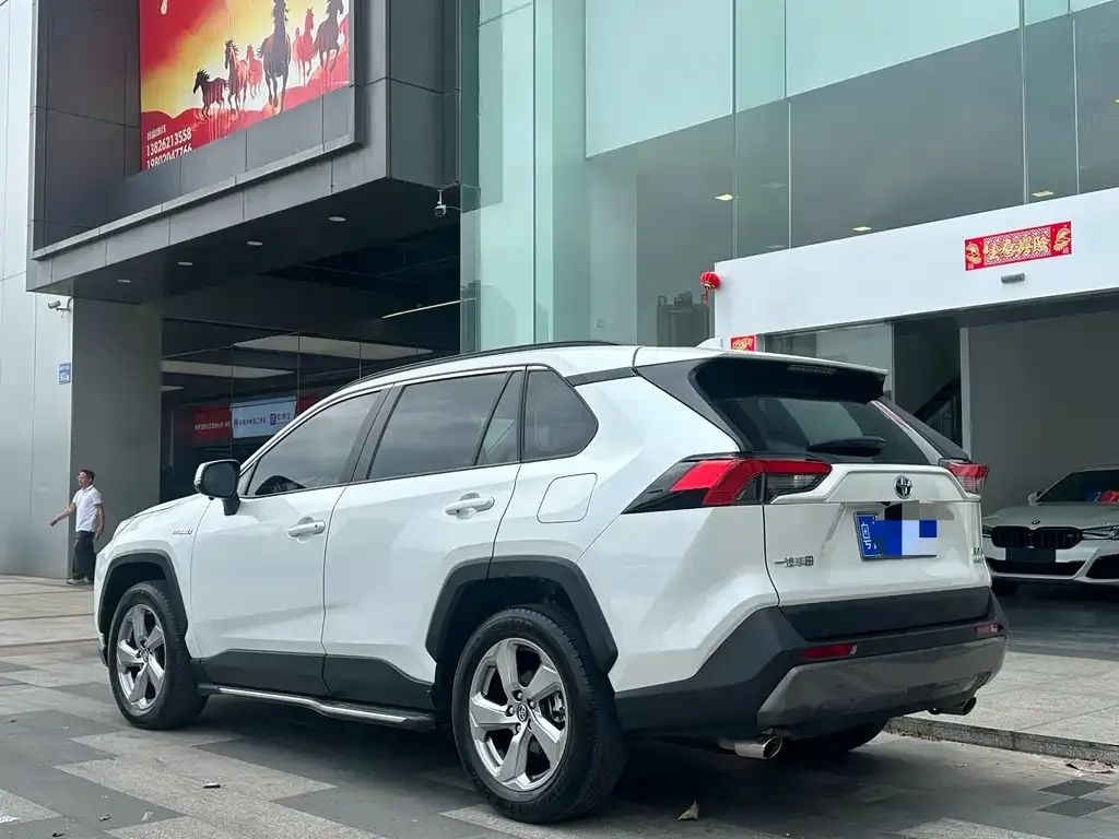 Toyota RAV4 — фото 4