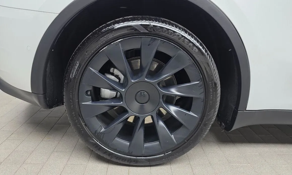 Tesla Model Y — фото 10