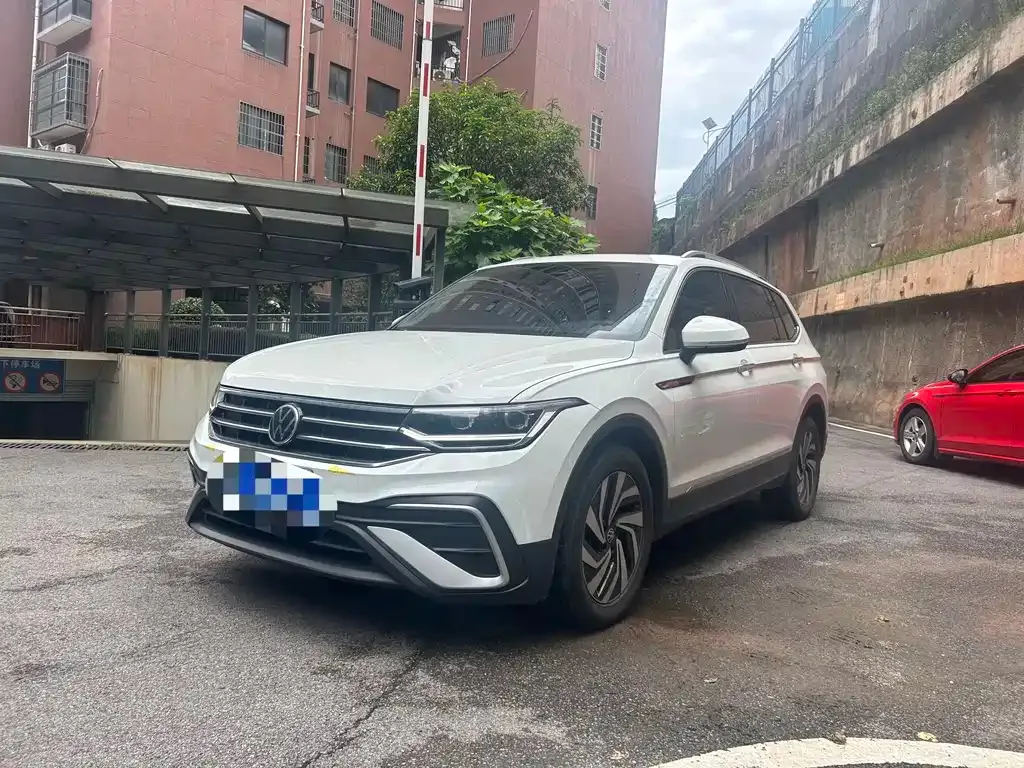 Volkswagen Tiguan L — фото 1