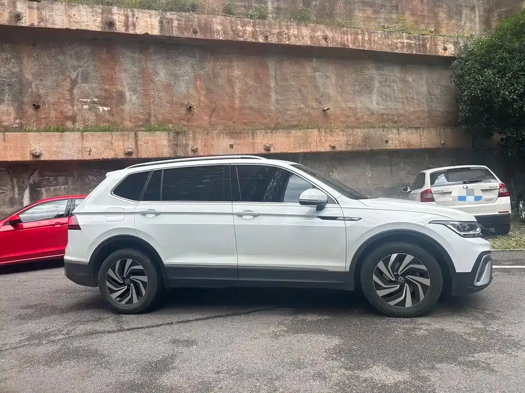 Volkswagen Tiguan L — фото 8