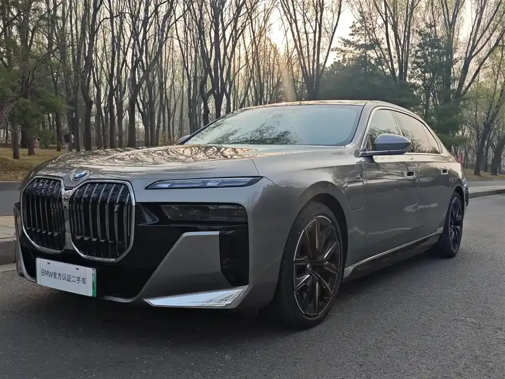 BMW i7